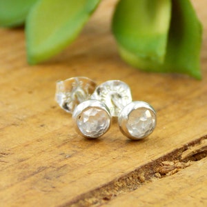 Sterling Silver Rose Cut Stone Stud Oorbellen gemaakt met 4mm cabochon