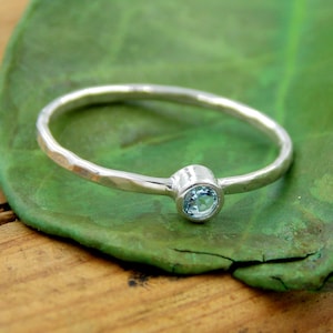 Stapelring i sterlingsilver med födelsesten och hamrad armband