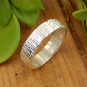 Ehering aus Birkenrinde: 6 mm breiter Ring aus Sterlingsilber mit rustikaler Maserung