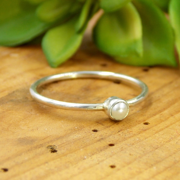 Mini bague de perles d'eau douce : une bague délicate et petite en argent sterling à empiler de vraies perles, pierre de naissance de juin
