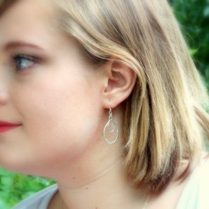 Double Loop Lace Ohrringe: Sterling Silber Ohrringe, Baumeln Ohrringe, Creolen, gehämmerte Ohrringe, Tropfen Ohrringe, poliert Bild 7