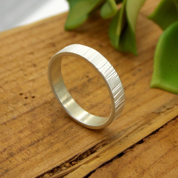 Birch Tree Bark Ring: 4mm brede sterling zilveren ring gegeven een rustieke berken textuur