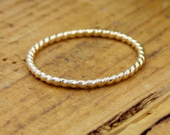 14K Gold Twisted Rope Ring: 14K Goldring, gedrehter Ring, zierlicher Ring, Stapelring, dünner Ring, kleiner Ring, Seilring, Versprechensring