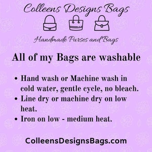 Pode incluir: Um fundo lil&aacute;s claro com o texto "Colleens Designs Bags" e "Handmade Purses and Bags". O texto "All of my Bags are washable" &eacute; exibido, juntamente com as instru&ccedil;&otilde;es de lavagem. O site &eacute; ColleensDesignsBags.com.