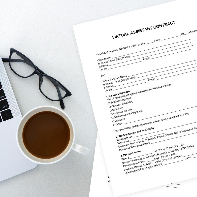 Puede incluir: Vista superior de un espacio de trabajo con un port&aacute;til, una taza de caf&eacute;, gafas y un documento de "Contrato de Asistente Virtual". El contrato detalla los servicios, el horario de trabajo y las condiciones de pago. El documento est&aacute; sobre una superficie blanca.