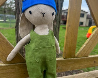 Conejito de peluche de lino con overol y gorro / Regalo de peluche / Relleno para cesta de Pascua
