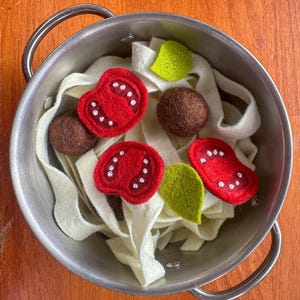 Conjunto de macarrão de feltro, almôndegas, tomate e manjericão