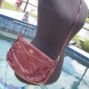 Bolso de mano o cartera vintage original en color burdeos de Etienne Aigner