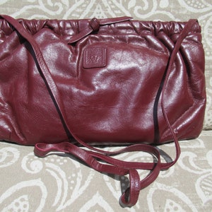 Monedero vintage de piel color burdeos de Anne Klein