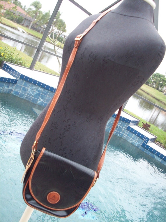 Vintage Navy Blue and Tan Leather Andantini Handbag, Moda  display picture 3
