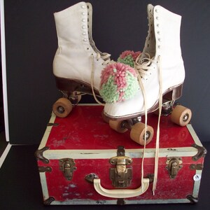 Vintage Wooden Chicago Roller Skates, White Woman&#39;s Size 6, Hyde Athletic Shoe Co. with POM POMS, In The Vintage Metal Carry Case
