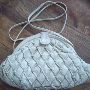 Cartera de mano de piel auténtica color crema de Miriam Lefcourt, fabricada en Uruguay