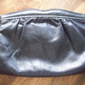 Cartera de mano de piel negra con un toque de piel de serpiente de Bags by Supreme