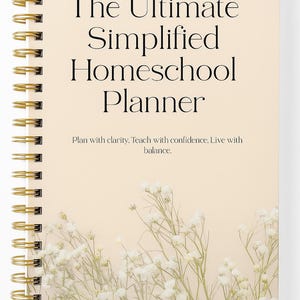 Könnte beinhalten: Ein spiralgebundener Homeschool-Planer mit cremefarbenem Einband. Der Einband zeigt den Text "The Ultimate Simplified Homeschool Planner" in einer Serifenschrift. Zarte weiße Blumen befinden sich am unteren Rand. Goldene Spiralbindung.
