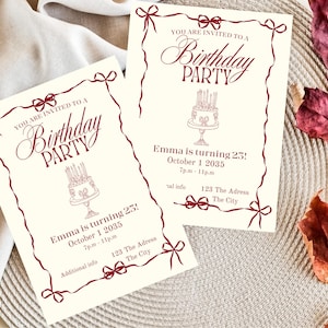 Peut inclure: Deux invitations crème pour une fête d'anniversaire avec du texte bordeaux et des bordures décoratives. Les invitations indiquent "Vous êtes invité(e) à une fête d'anniversaire" et incluent les détails de l'anniversaire des 25 ans d'Emma.
