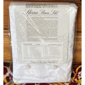 Pu&ograve; includere: Un set di lenzuola bianche confezionate con il testo "Sferra Bros. Ltd." e "CELESTE... 3990 Pure Egyptian Cotton." La confezione &egrave; in plastica trasparente e le lenzuola sono piegate. Il set include varie misure.
