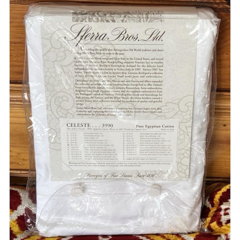 Pu&ograve; includere: Un set di lenzuola bianche confezionate con il testo "Sferra Bros. Ltd." e "CELESTE... 3990 Pure Egyptian Cotton." La confezione &egrave; in plastica trasparente e le lenzuola sono piegate. Il set include varie misure.
