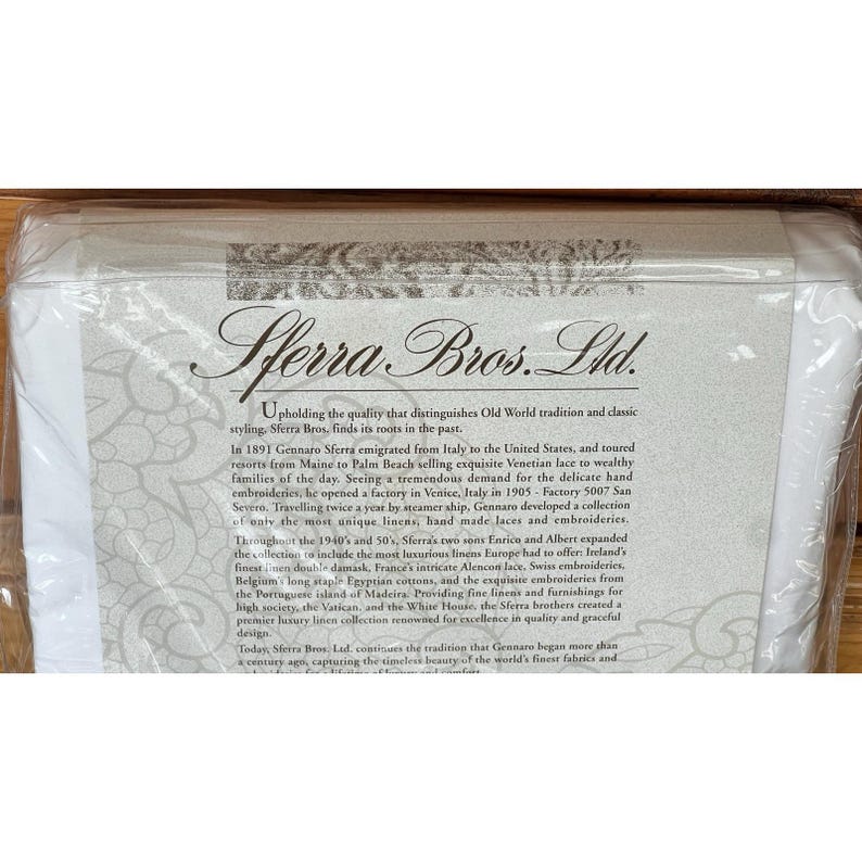 Pu&ograve; includere: Una confezione di biancheria di lusso Sferra Bros. Ltd. La confezione presenta il logo dell'azienda e una descrizione della storia del marchio, evidenziando le sue radici italiane e l'impegno per la qualit&agrave; e il design.