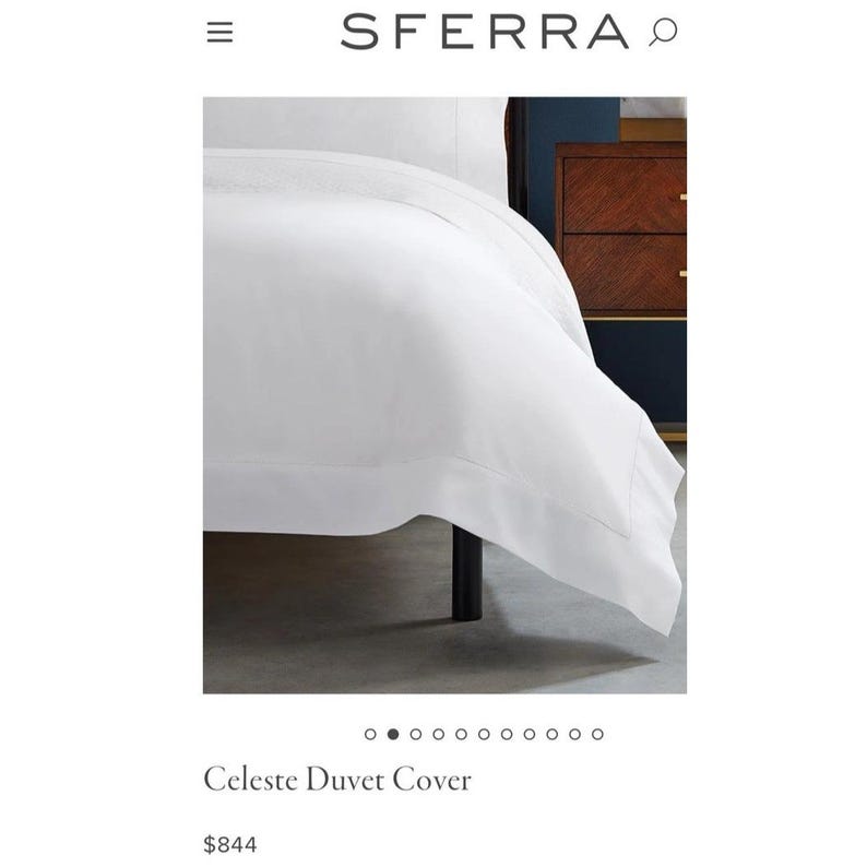 Pu&ograve; includere: Un copripiumino Celeste bianco, ripiegato su un letto. Il copripiumino &egrave; realizzato in un tessuto liscio e croccante. Il logo SFERRA si trova nella parte superiore dell'immagine.