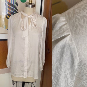 Anne Valerie Hash Pour Cartier Cheetah print Bow Blusa Tamanho 36 branco com decote em V