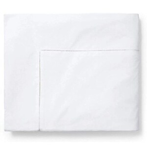 Pu&ograve; includere: Un lenzuolo bianco piegato con un bordo cucito sottile. Il lenzuolo &egrave; pulito e fresco, suggerendo un prodotto di lino di alta qualit&agrave;. Il design semplice e il colore bianco brillante danno un senso di purezza e comfort, adatto per una camera da letto.