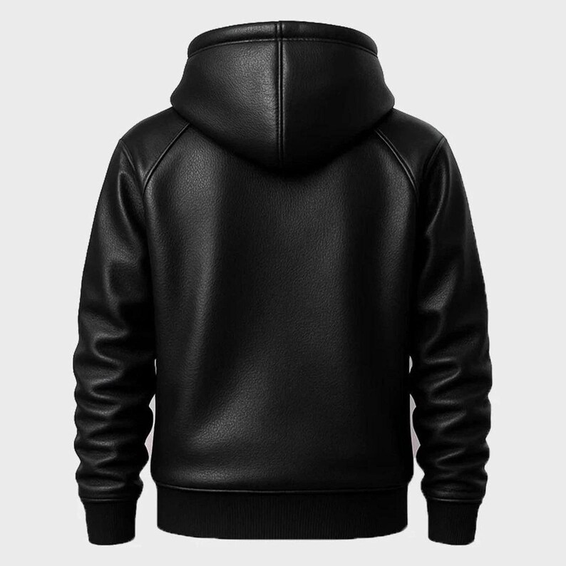 Peut inclure: Veste &agrave; capuche en cuir noir avec ourlet et poignets c&ocirc;tel&eacute;s. La veste est dot&eacute;e d'une fermeture &eacute;clair int&eacute;grale et d'une capuche. La vue arri&egrave;re montre le design et les d&eacute;tails des coutures. La veste est en mati&egrave;re lisse et mate.