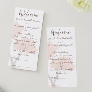 Op de afbeelding: Twee witte welkomstkaarten met bruin schrift en een aquarel boomontwerp. De kaarten bevatten het woord "Welkom" bovenaan, gevolgd door een gedicht. De kaarten zijn ontworpen voor een bruiloft of een speciale gebeurtenis.