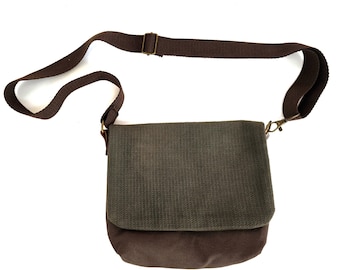 Kompakte Umhängetasche, Crossbody aus Baumwoll-Canvas und Korbgeflecht, Umhängetasche in Erdfarben mit verstellbarem Riemen, handgefertigte, urbane kleine Tasche