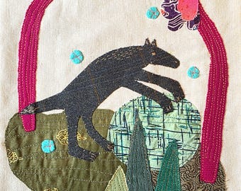 Original Coyote Textilkunst, Collage aus recycelten Stoffen, besticktes Wanddekor