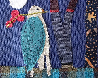 Angebot unter dem Mond, Original Textilkunst Hand bestickt, gemütliche Wanddekoration mit Vögel, Original handgefertigte Kunst, blauer Vogel Kunst