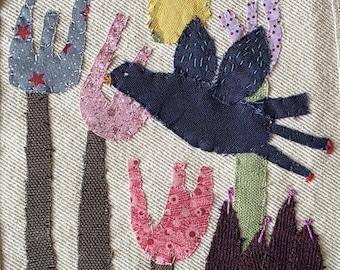 Flug in Secret Garden, Original Textilkunst, bestickt, gemütliche Wanddekoration mit Vögeln, Original handgefertigt, blauer Vogel Kunst