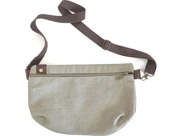 Handgemachte minimalistische Umhängetasche aus Canvas, Lederlaschen, Messingbeschläge