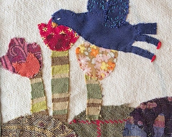 Hand bestickte Textilkunst, Vogel & Nest, gemütliche Wanddekoration