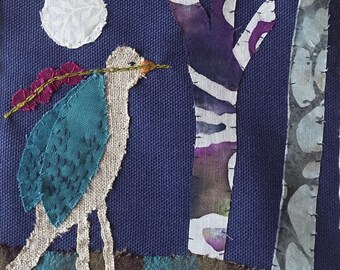 Messenger in the Night, Original Textile Kunst Hand bestickt, gemütliche Wanddekoration mit Vögeln, Original handgefertigte Kunst, blauer Vogel Kunst