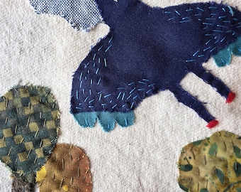 Handbestickte Textilkunst, blauer Vogel-Wanddekor 15 x 15 cm