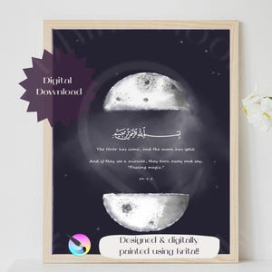 Puede incluir: Impresión artística digital con un tema celestial, que muestra una ilustración de luna dividida en tonos grises. El diseño incorpora caligrafía árabe y texto en inglés sobre un fondo oscuro, enmarcado en madera clara. Marcado como "Descarga digital."