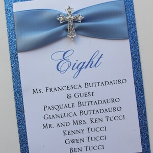 Tarjeta de asiento de mesa azul de bautismo-comunión con cruz brillante vintage; Hebilla de pedrería; Broche de la Cruz de Pedrería