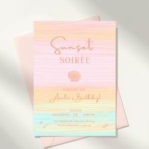 Può includere: Un invito dai colori pastello con le parole "Sunset Soirée" in un carattere script. L'invito include il testo "Cheers to Amelia's Birthday!" e i dettagli dell'evento per il 15 agosto alle 16:00. È presente una grafica a conchiglia.