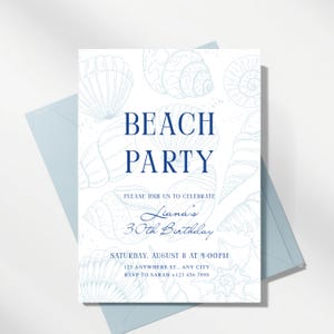 Può includere: Un invito per una festa in spiaggia azzurro chiaro con illustrazioni di conchiglie. L'invito recita "Beach Party" e "30° compleanno di Liana". I dettagli includono data, ora e informazioni RSVP. L'invito è posto su una busta azzurro chiaro.