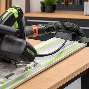 Peut inclure: Une scie circulaire plongeante Festool noire et gris clair avec des accents vert vif, montée sur un long rail de guidage en aluminium. Un tuyau d'aspiration flexible noir avec un connecteur orange est fixé sur le côté de l'outil électrique.