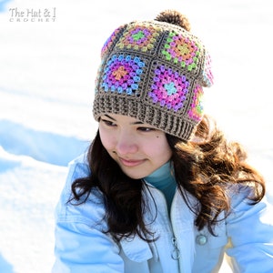 Puede incluir: Un gorro de ganchillo hecho a mano con una base marr&oacute;n y cuadrados coloridos. Los cuadrados presentan colores pastel como rosa, azul, amarillo y verde. Un pomp&oacute;n marr&oacute;n se encuentra en la parte superior del gorro. El gorro est&aacute; dise&ntilde;ado para el clima fr&iacute;o.