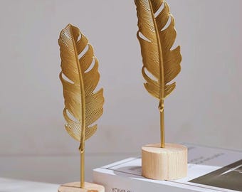 Escultura nórdica de hoja de ginkgo dorada