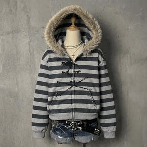 Y2K Striped Fur Hood Zip Up Hoodie - Grunge Skull Crossbones Graphic Jacket - Harajuku Alt Aesthetic Sweatshirt - Gray & Black Emo Punk