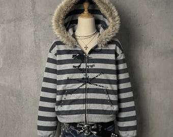 Y2K Striped Fur Hood Zip Up Hoodie - Grunge Skull Crossbones Graphic Jacket - Harajuku Alt Aesthetic Sweatshirt - Gray & Black Emo Punk