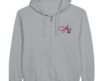 Könnte beinhalten: Ein hellgrauer Kapuzenpullover mit Reißverschluss, Kapuze und Vordertaschen. Der Kapuzenpullover hat ein weinrotes Schriftlogo auf der linken Brust. Der Reißverschluss ist silberfarben. Der Hoodie ist aus weichem, bequemem Material.