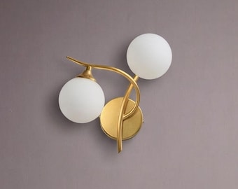 Aplique de pared moderno dorado con dos bombillas esféricas – Lámpara de pared de latón de mediados de siglo – Lámpara minimalista para tocador de baño
