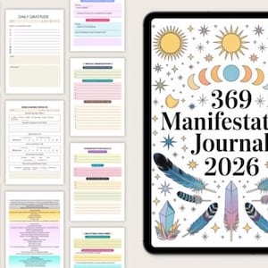 Könnte beinhalten: Ein digitales 369 Manifestations-Journal für 2026 auf einem Tablet. Das Cover zeigt himmlische Illustrationen von Sonnen, Monden, Sternen, Federn und Kristallen. Das Journal enthält Seiten für Erfolgsgeschichten, Dankbarkeit und emotionale Ausrichtung.