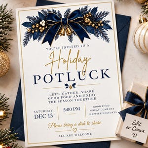 Puede incluir: Una tarjeta de invitación blanca para una comida festiva con un lazo azul oscuro, campanas doradas y ramas de pino. El texto dice: You're invited to a Holiday Potluck, Saturday Dec 13, 5:00 PM, Let's gather, share good food and enjoy the season together.