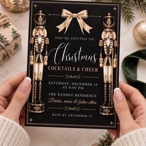 Könnte beinhalten: Eine schwarze rechteckige Einladungskarte mit zwei goldenen und schwarzen Nussknacker-Figuren an den Seiten, einer goldenen Schleife oben und weißem Text: You're invited to Christmas Cocktails & Cheer, Saturday, December 19 at 8:00 PM, The Randle Residence, Drinks, music & festive attire, RSVP by December 12.