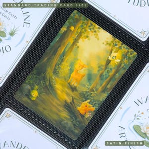 Puede incluir: Una tarjeta coleccionable rectangular con una vibrante ilustración de bosque en tonos amarillos y verdes. La obra muestra una criatura similar a un ciervo, un pequeño personaje amarillo y un ser alado entre árboles. El texto dice Standard Trading Card Size.